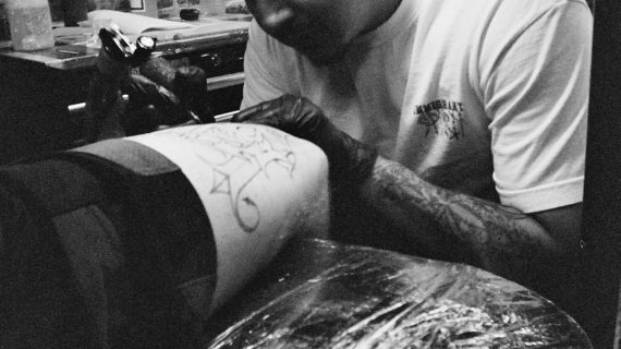 Alfonso Garcia working on a tattoo